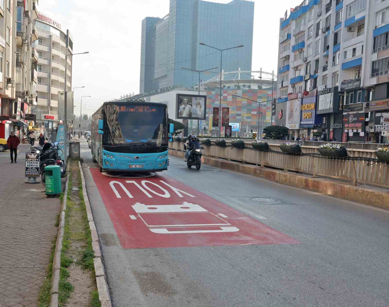 Antalya’da trafikte halk otobüslerine özel şerit uygulaması başladı
?v=1