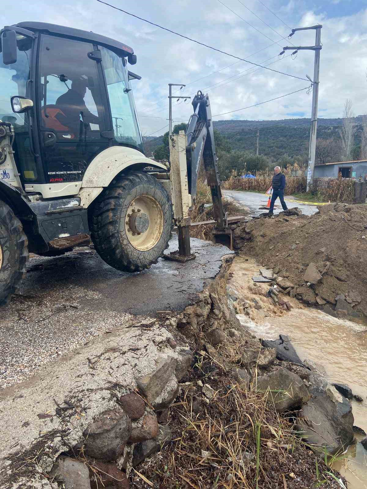 Sağanak nedeniyle yıkılan köprünün yapımına başlandı
?v=1