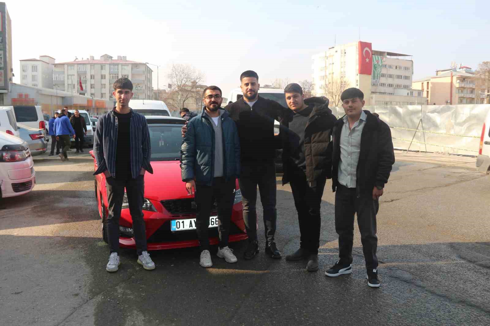 Abartı egzozdan ceza yedikleri aracın önünde hatıra fotoğrafı çektirdiler
