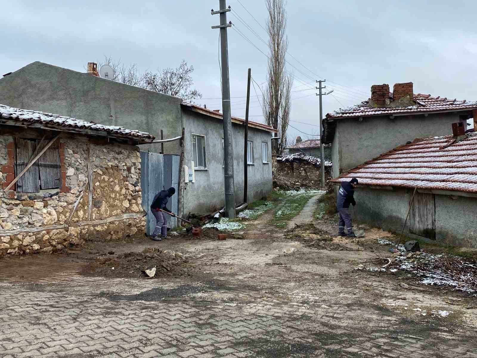 İnönü Belediyesi Esnemez Mahallesi’nde temizlik çalışması yaptı
?v=1