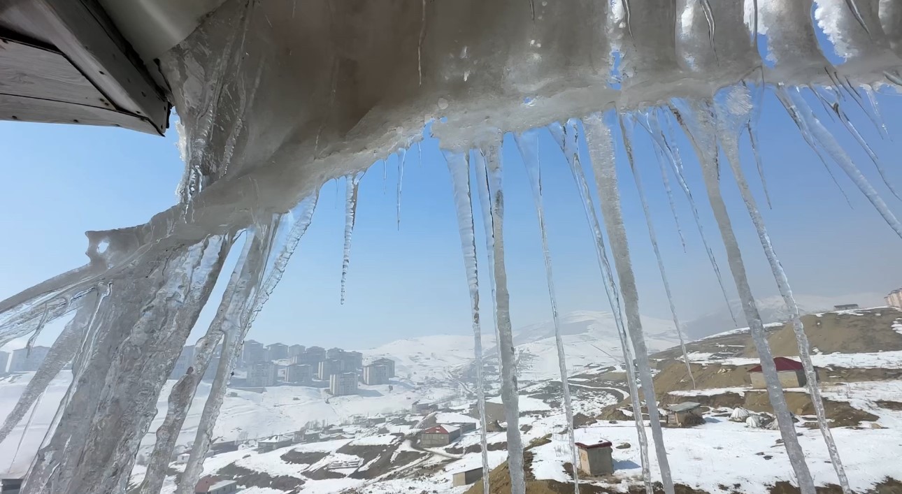 Yüksekova’da buz sarkıtları 2 metreyi geçti
?v=1