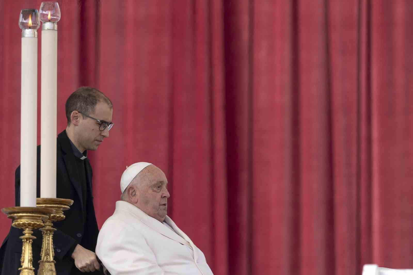 Papa Francis’in her iki akciğerinde de zatürre başlangıcı olduğu tespit edildi
?v=1