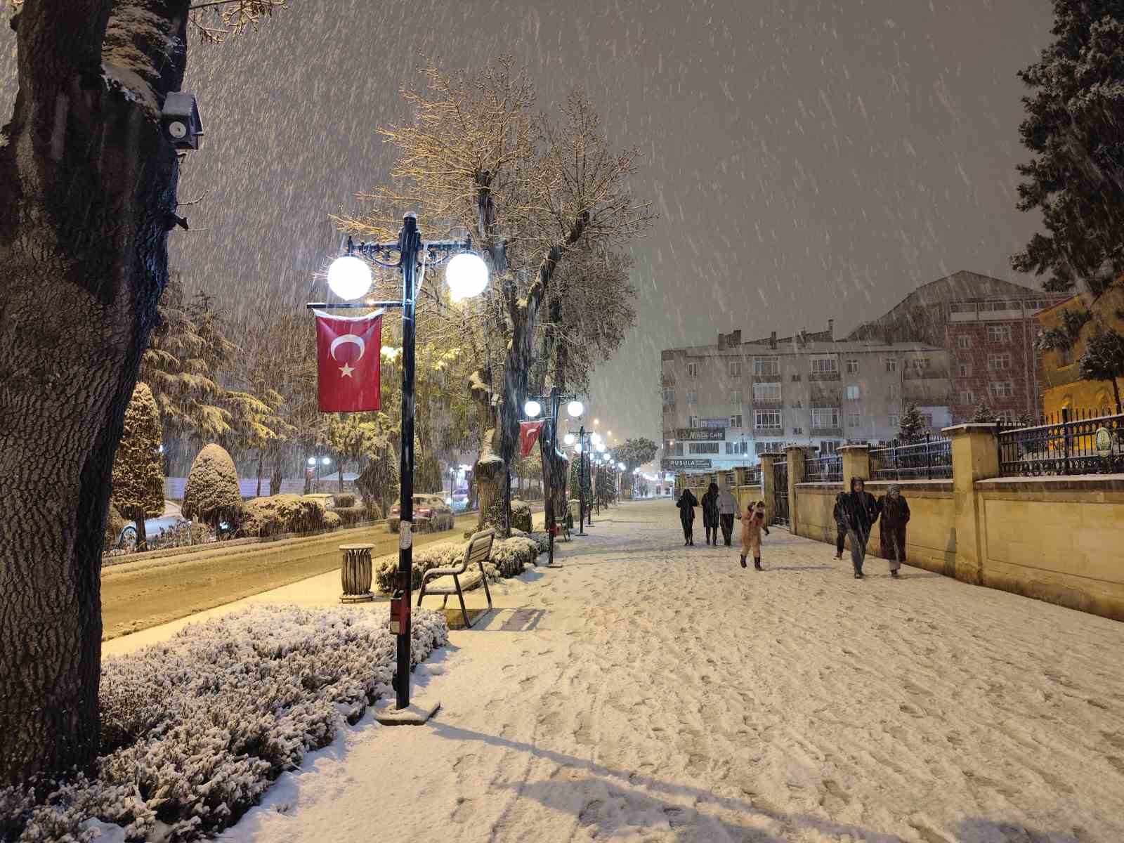 Beyaza bürünen şehirde vatandaşlar karın tadını çıkardı
?v=1