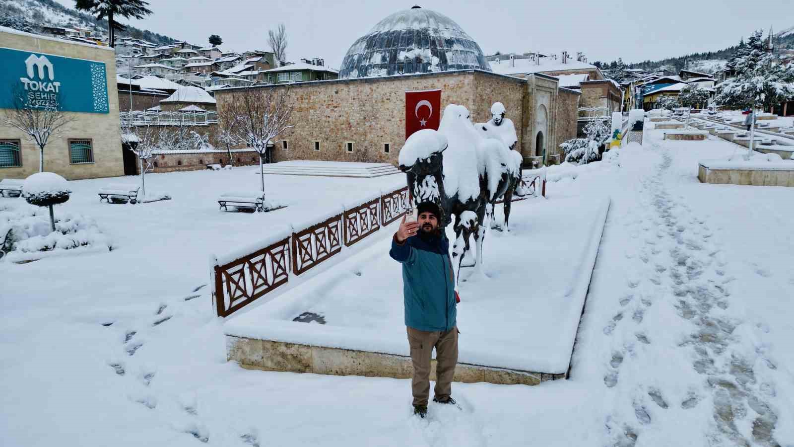 Tokat beyaz gelinliğini giydi, cadde ve sokakları sessizlik bürüdü
?v=1