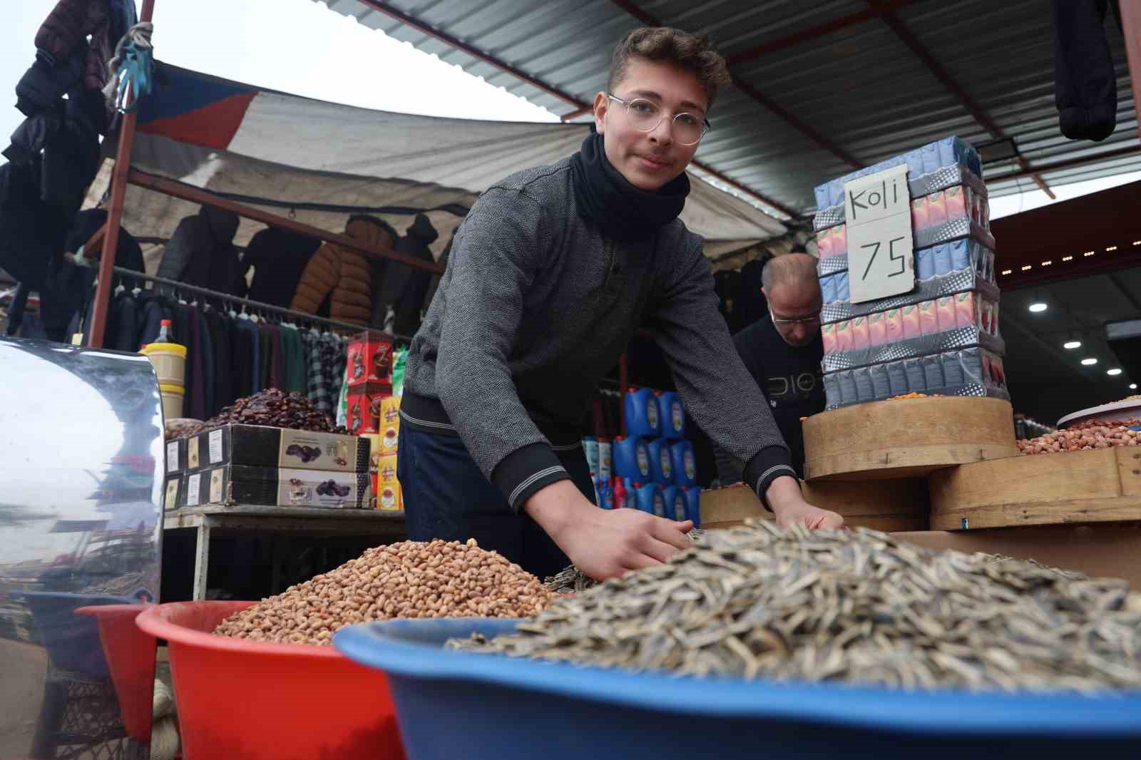 Suriyeli esnaf bayramda ülkelerine dönmek için gün sayıyor
?v=1