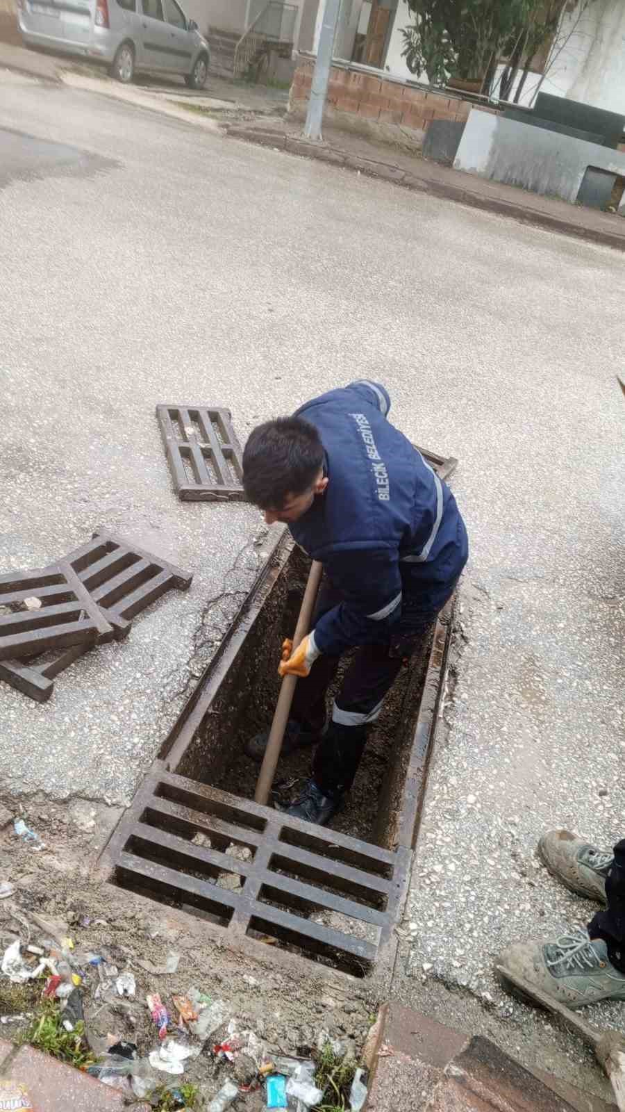 Bilecik Belediye ekiplerinden mazgallarda temizlik
?v=1