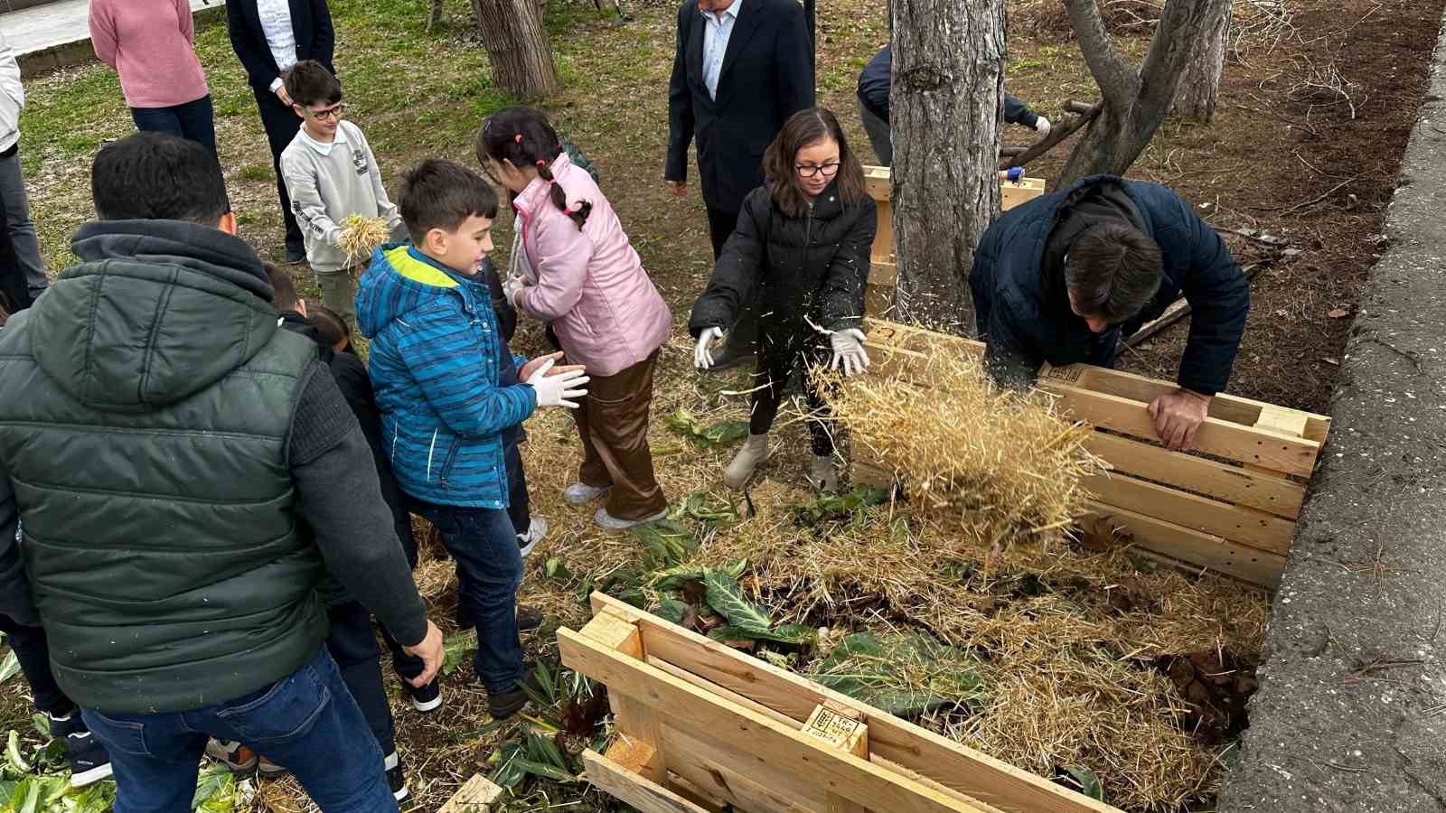 Öğrencilere kompost ve gübre yapımını öğretti
?v=1