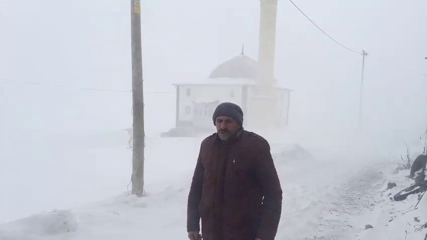 Kar Erzurum’da köyleri esir aldı
