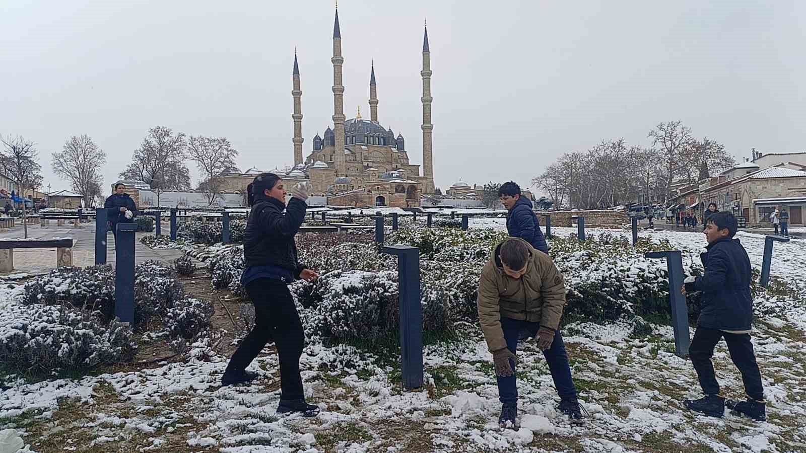 Edirne beyaza büründü, çocuklar karın tadını çıkardı
?v=1