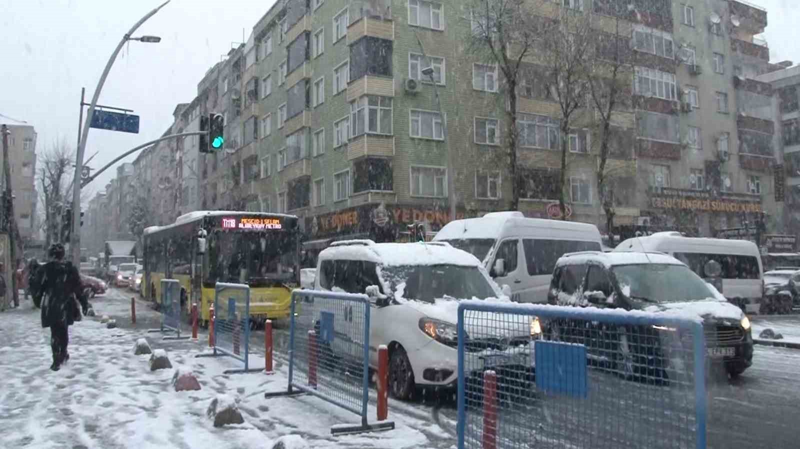 Sultangazi’de trafiğe kar engeli
