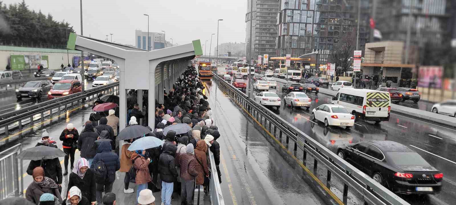 Yenibosna metrobüs durağında insan seli
?v=1