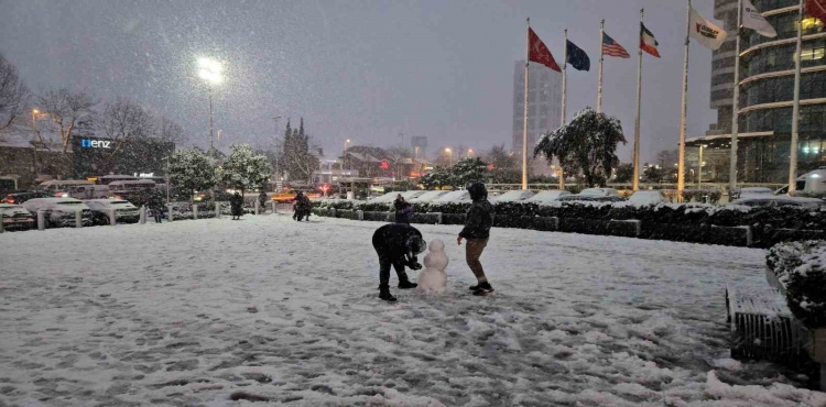 İstanbul’da vatandaşlar kar yağışının keyfini çıkardı