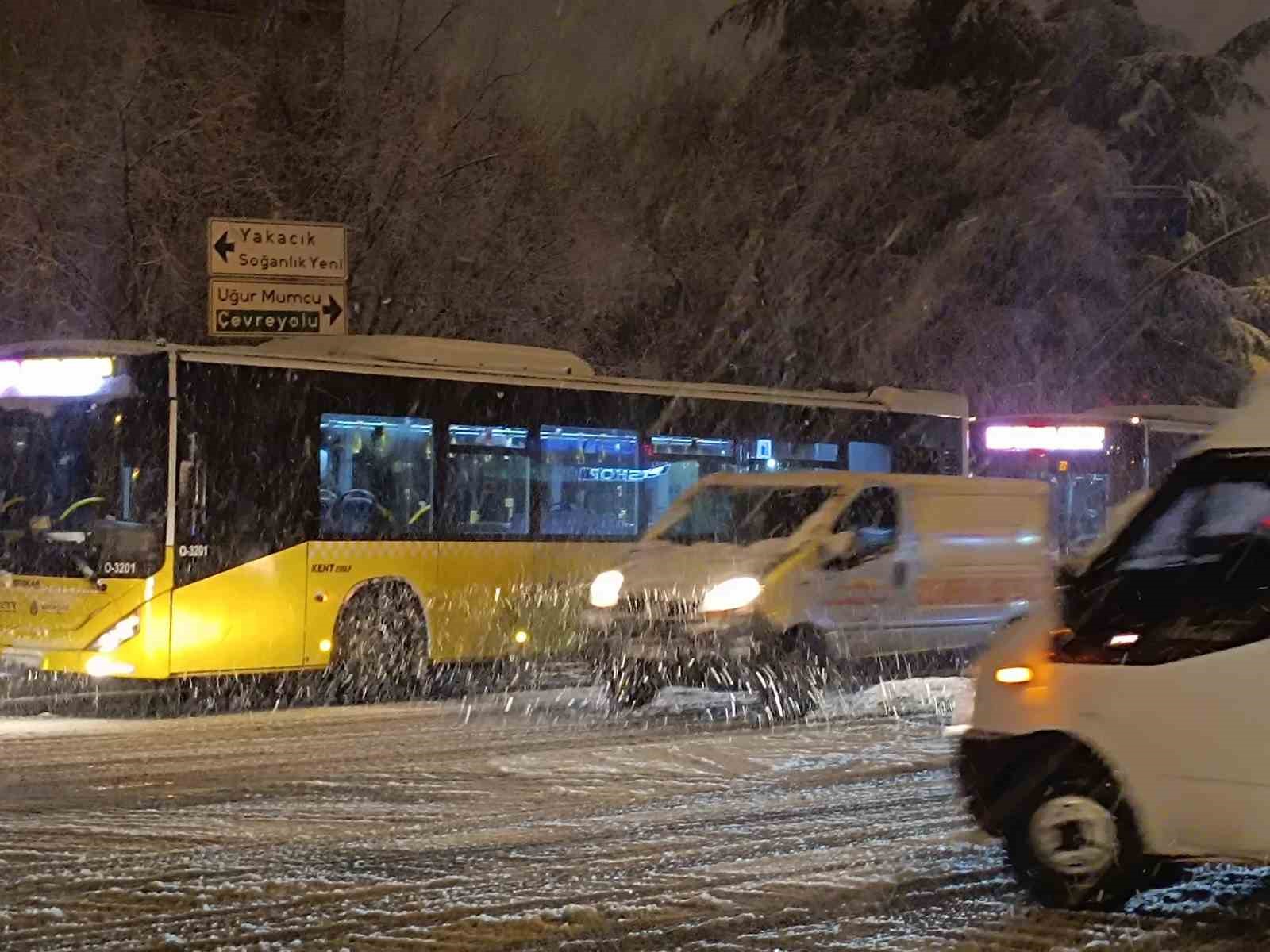 Kartal’da frenleri tutmayan İETT otobüsü şoförü yolcuları indirdi
?v=1