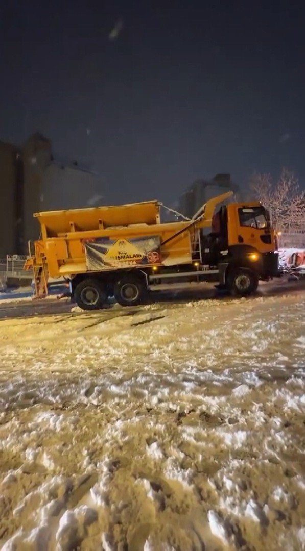 Maltepe’de yolu açmaya gelen İBB kar küreme aracı yolda kaldı
?v=1