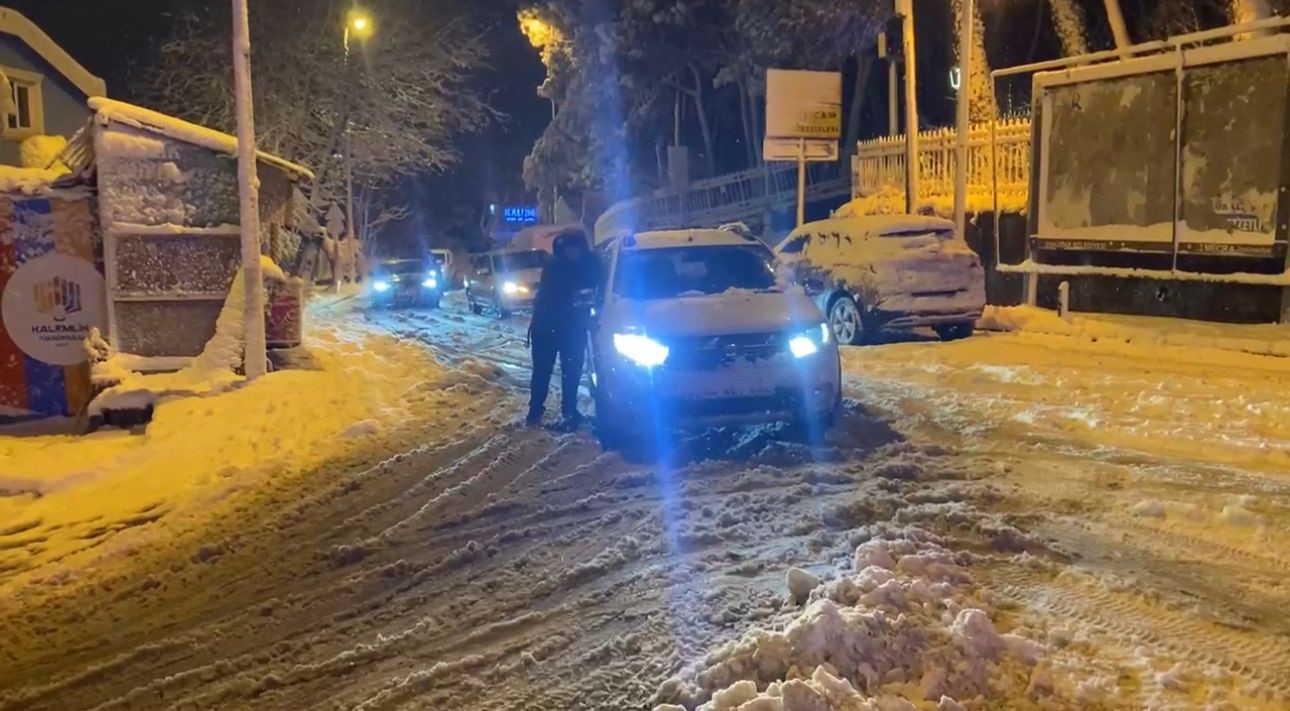 Üsküdar’da sürücüler kar nedeniyle zor anlar yaşadı
