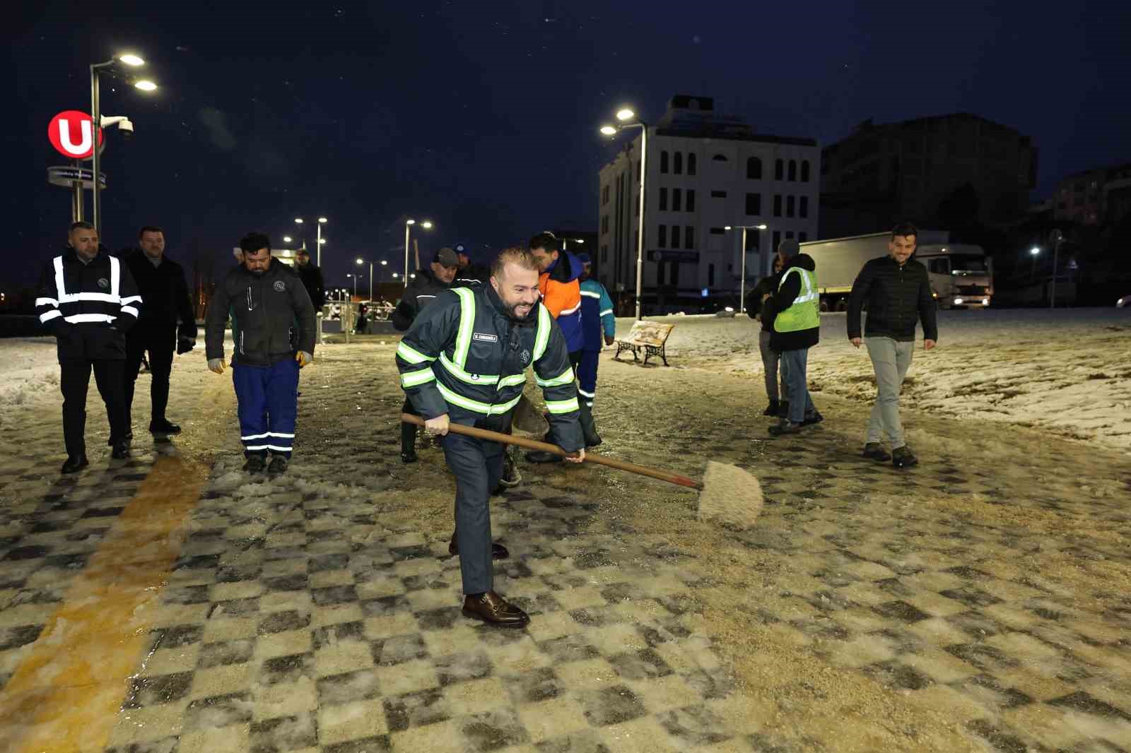 Arnavutköy’de karla mücadele çalışmaları aralıksız sürüyor
?v=1