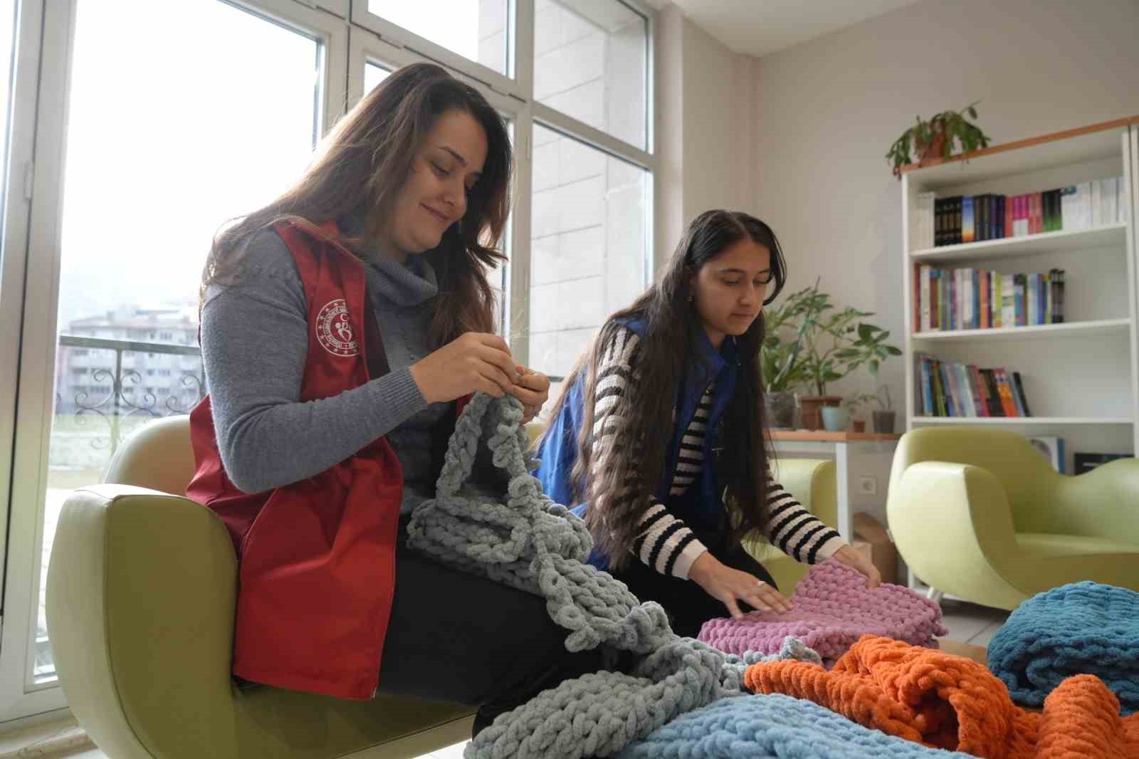 Gümüşhane’de el örgüsü atkılar köy okulundaki miniklerle buluştu
