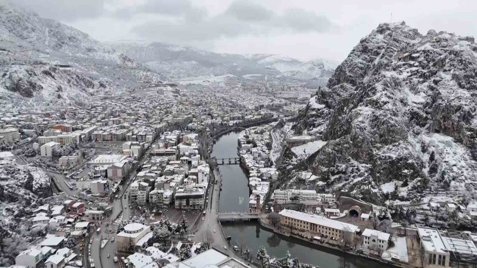 Barajların alarm verdiği Amasya’da Şubat’ta yağan kar yüzleri güldürdü
?v=1