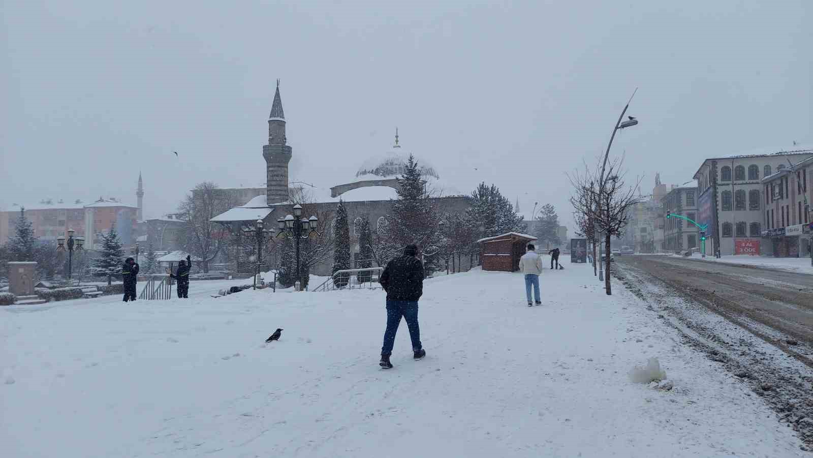 Erzurum’da kar kenti beyaza bürüdü
?v=1