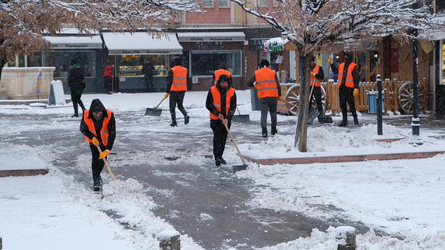 Erzincan’da belediye ekipleri kar küreme çalışması yaptı
?v=1