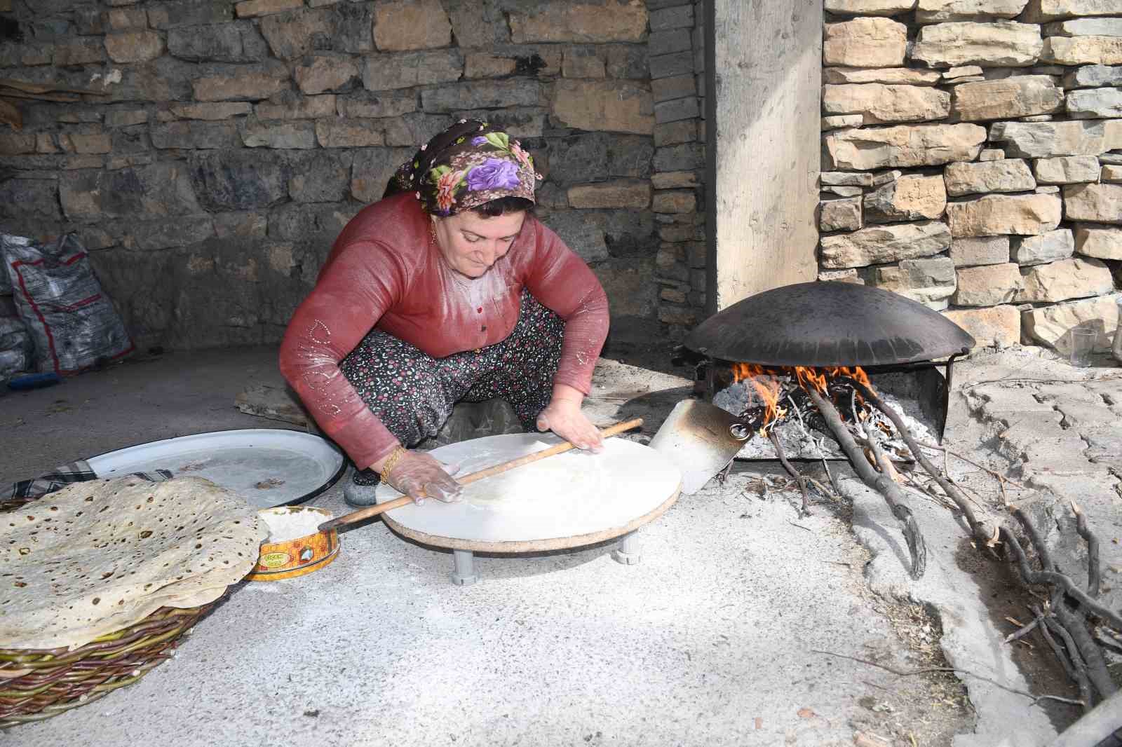 Şırnak’ta kadınlar hava durumuna göre ekmek pişiriyor
