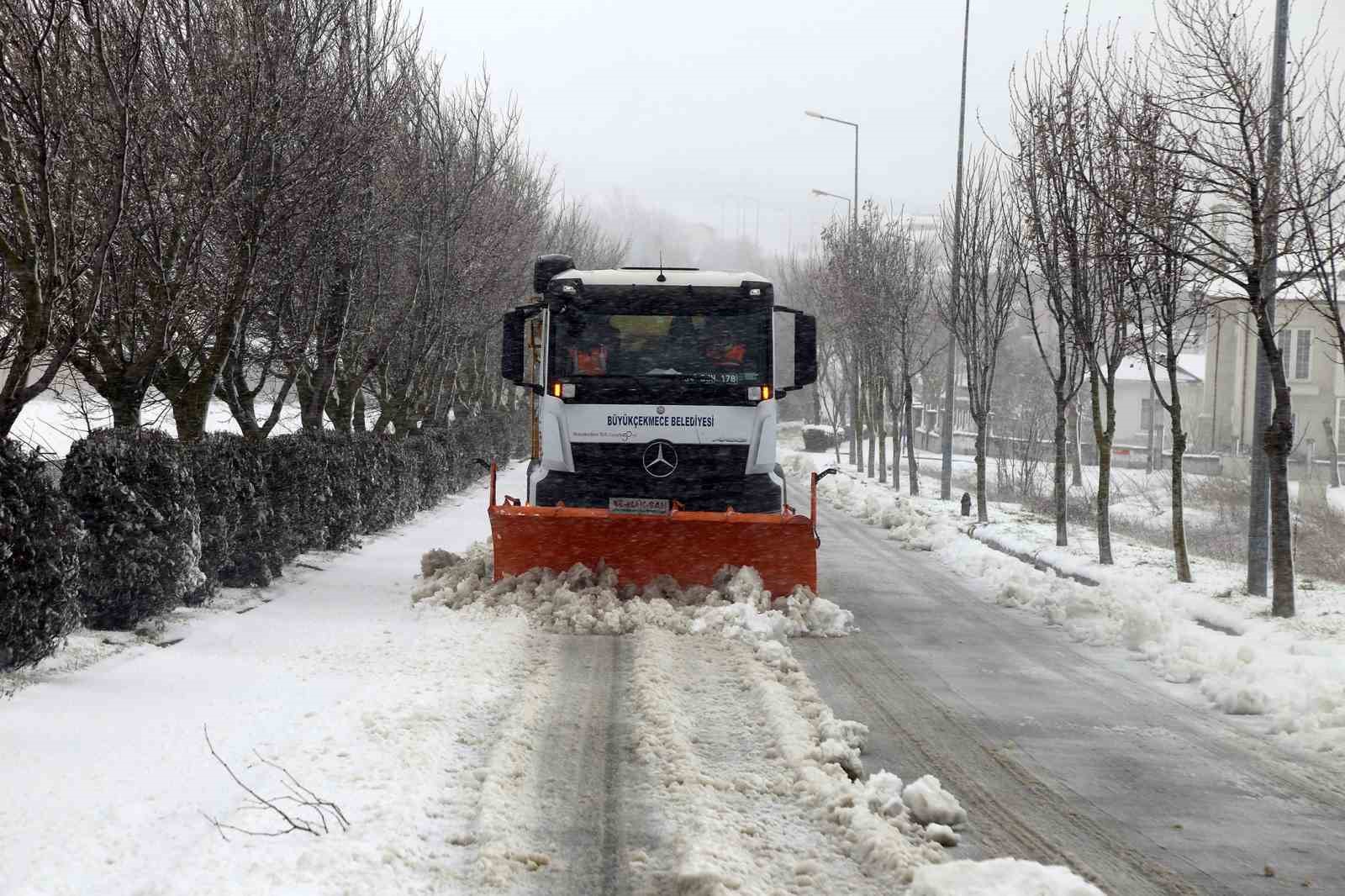 Büyükçekmece Belediyesi karla mücadeleyi 24 saat esasıyla sürdürüyor
?v=1