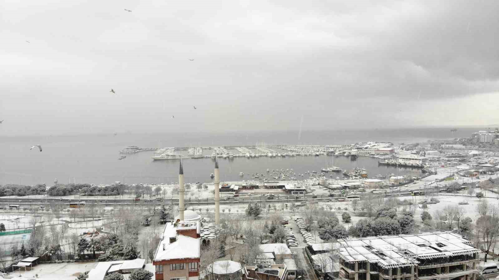 Karla beyaza bürünen Pendik havadan görüntülendi
?v=1