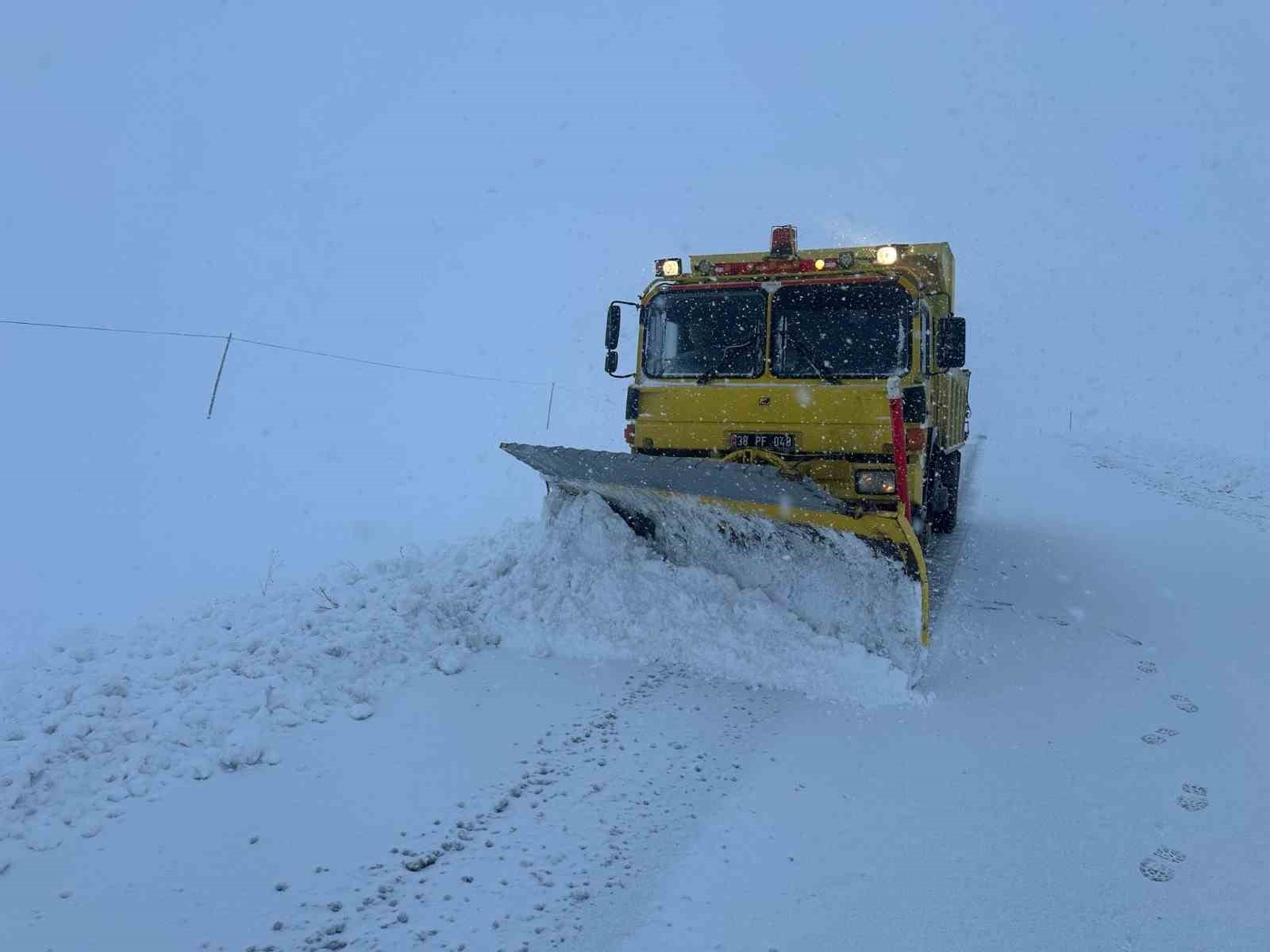 Kayseri’de kapanan 61 yol ulaşıma açıldı
?v=1