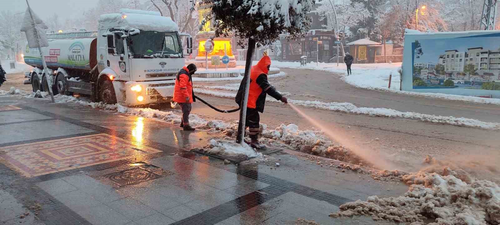 Malatya’da karla mücadele ekipleri 11 ilçede sahada
?v=1