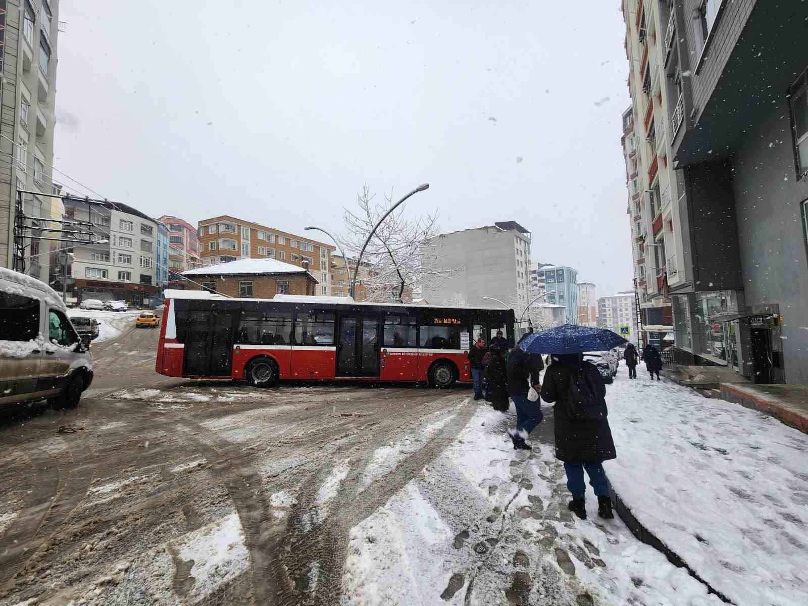 Samsun’da kar çileye dönüştü, ulaşımda aksamalar meydana geldi
?v=1