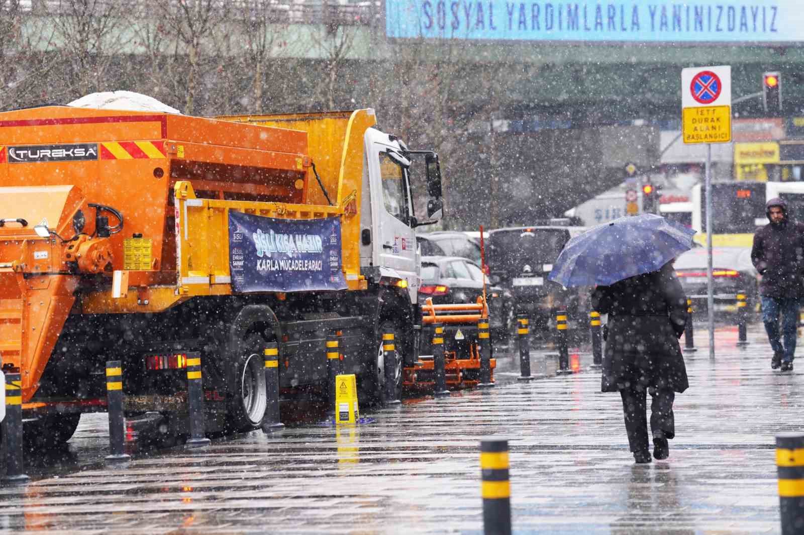 Şişli’de karla mücadele aralıksız devam ediyor
?v=1