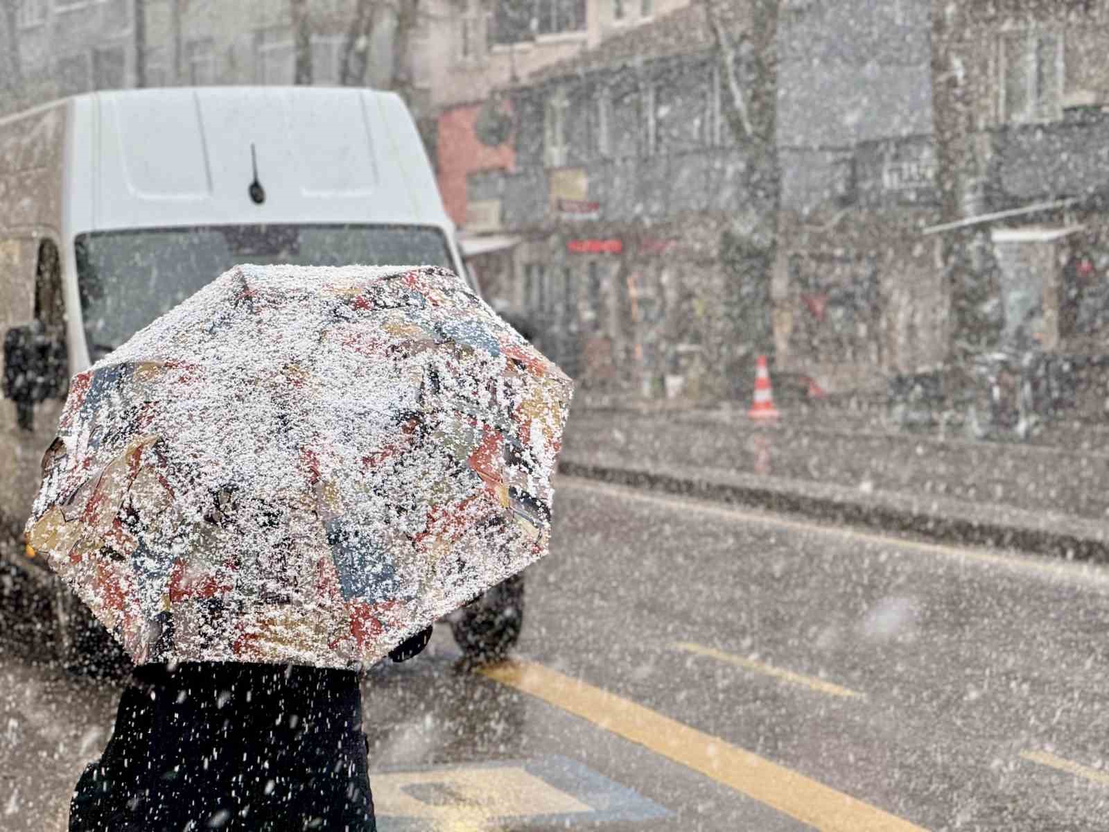 Şehir merkezinde lapa lapa kar yağışı başladı
