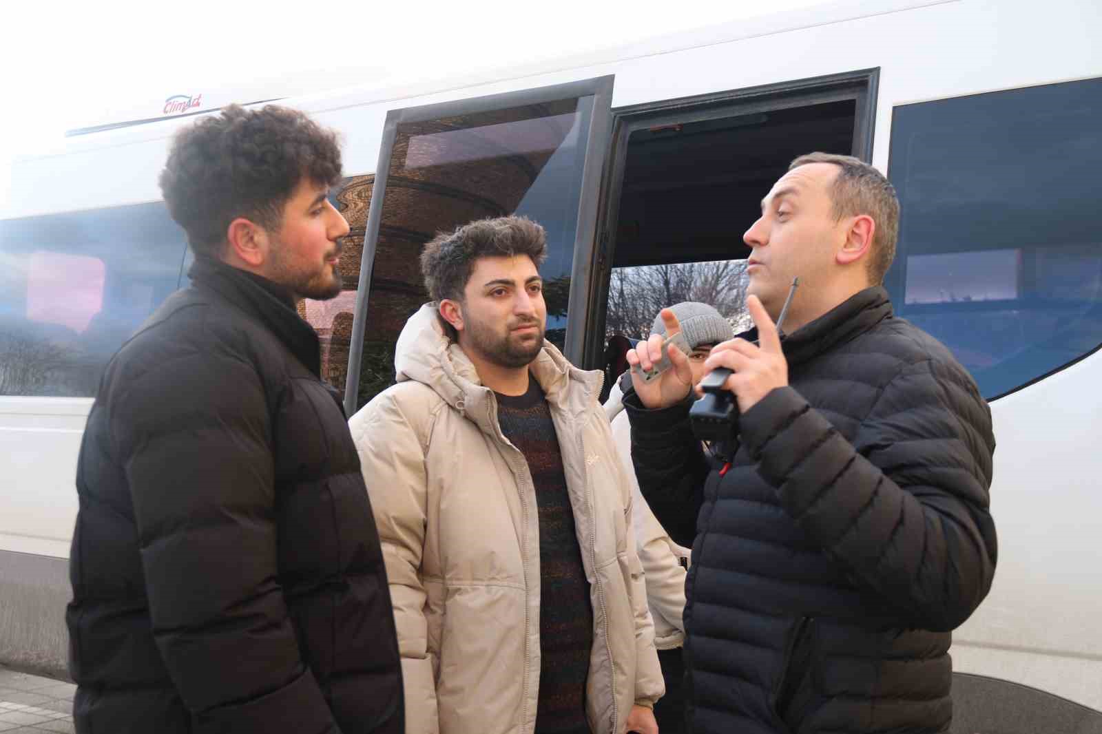 İzmariti yere atıp ceza yiyen ve sigara yakan vatandaş:  Yere atarsam bunun da parasını öderim 
