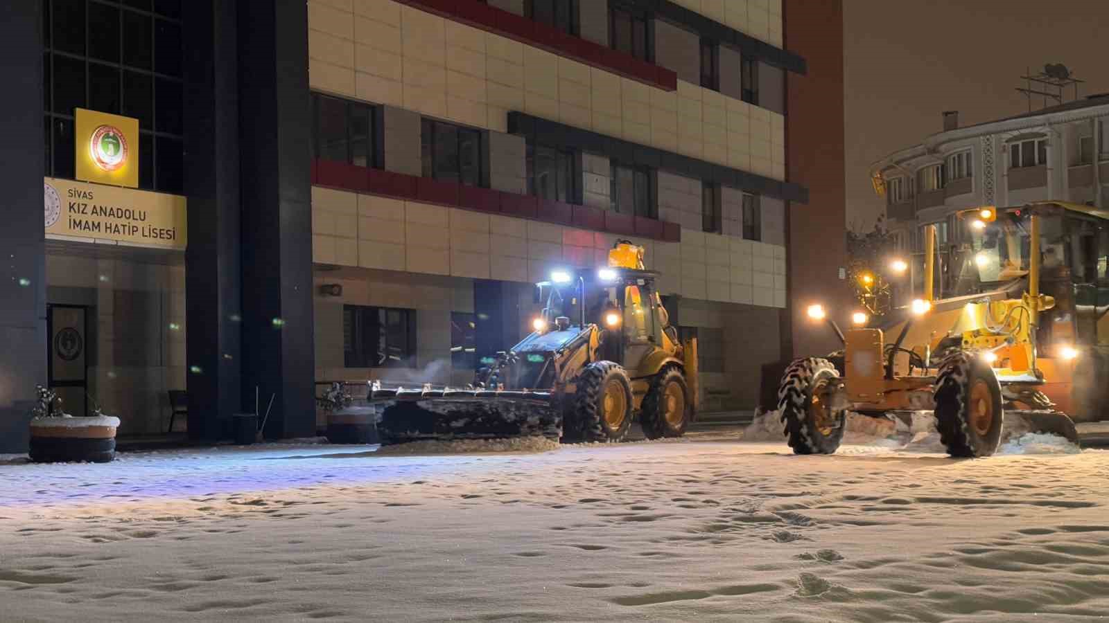 Sivas’ta kar temizleme çalışmaları aralıksız devam ediyor
?v=1