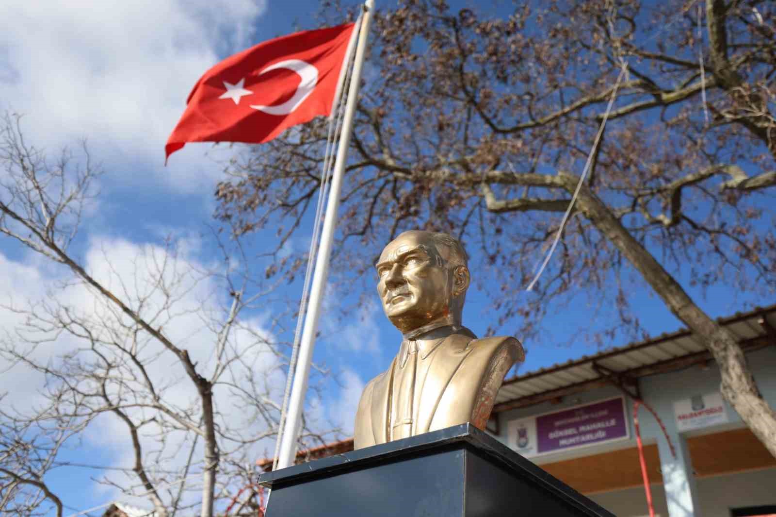 Mahalle halkının istediği Atatürk büstü muhtarlık önüne yerleştirildi
?v=1