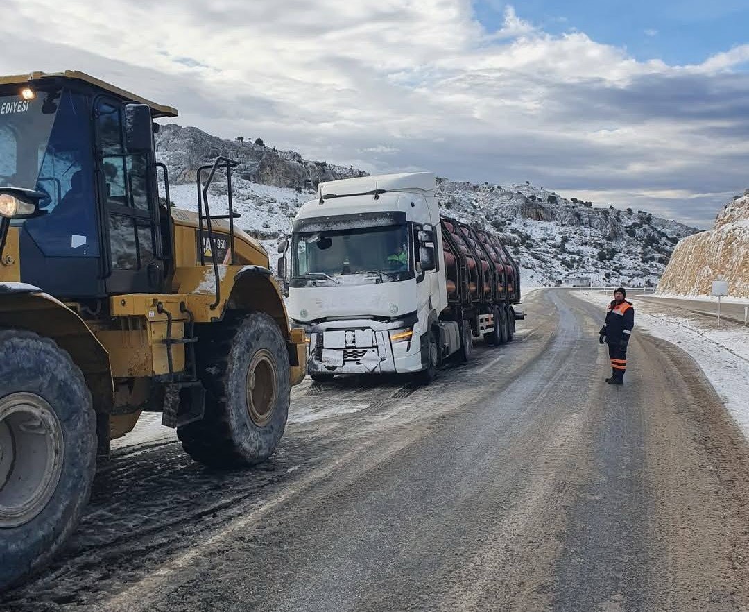 Yolda kalan araçları iş makineleri çekti
?v=1