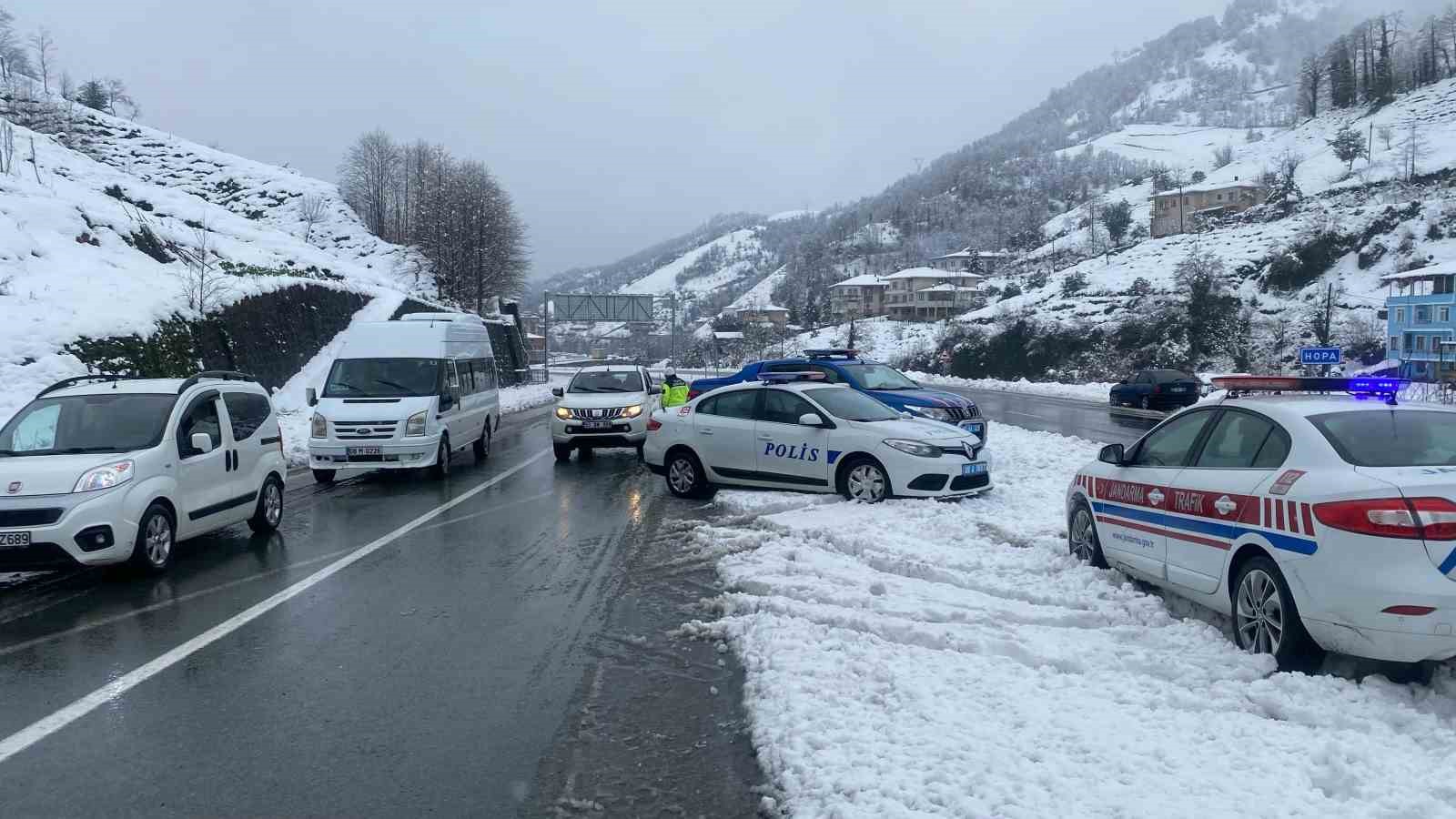 Hopa-Borçka kara yolu yoğun kar nedeniyle ulaşıma kapandı
