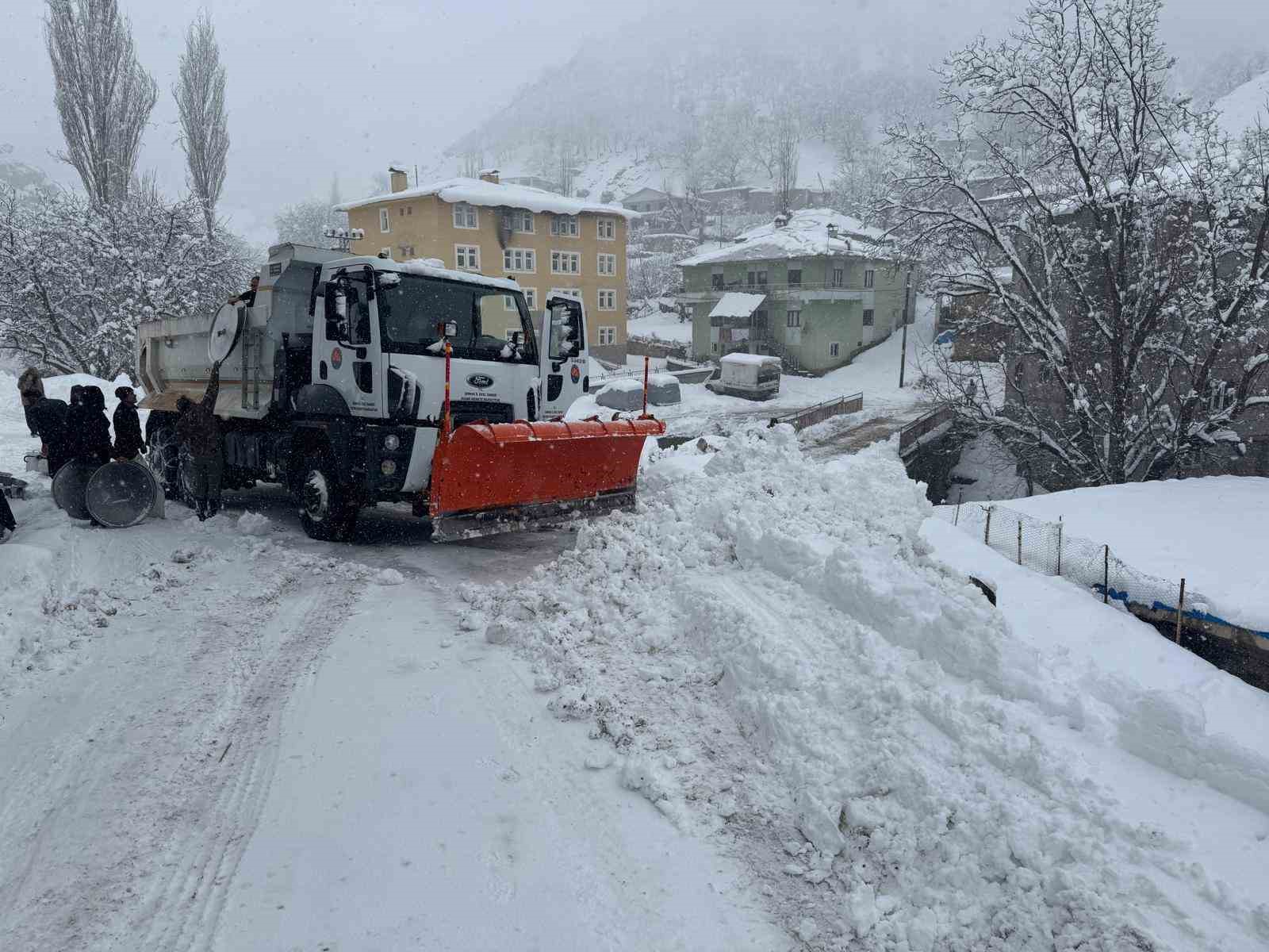 Şırnak’ta kardan kapanan köy yolları ulaşıma açılıyor
?v=1