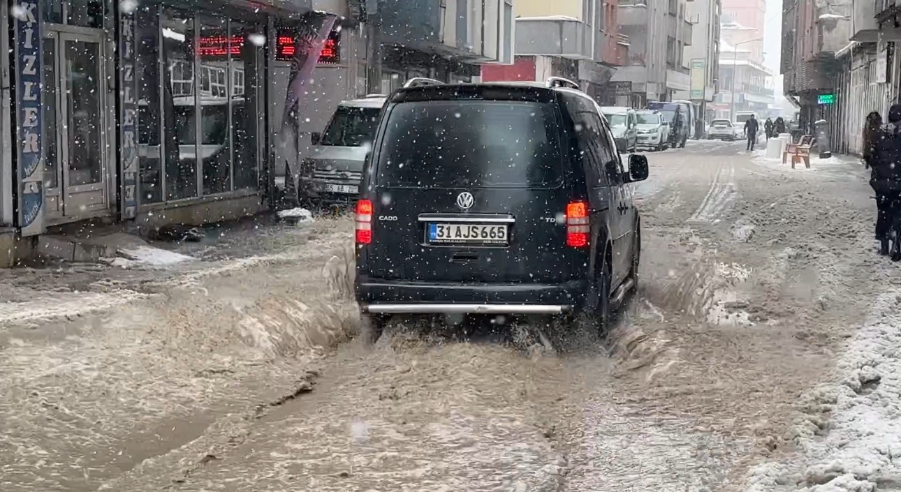 Yüksekova’da caddeler göle döndü: Araçlar ilerlemekte zorlandı
?v=1