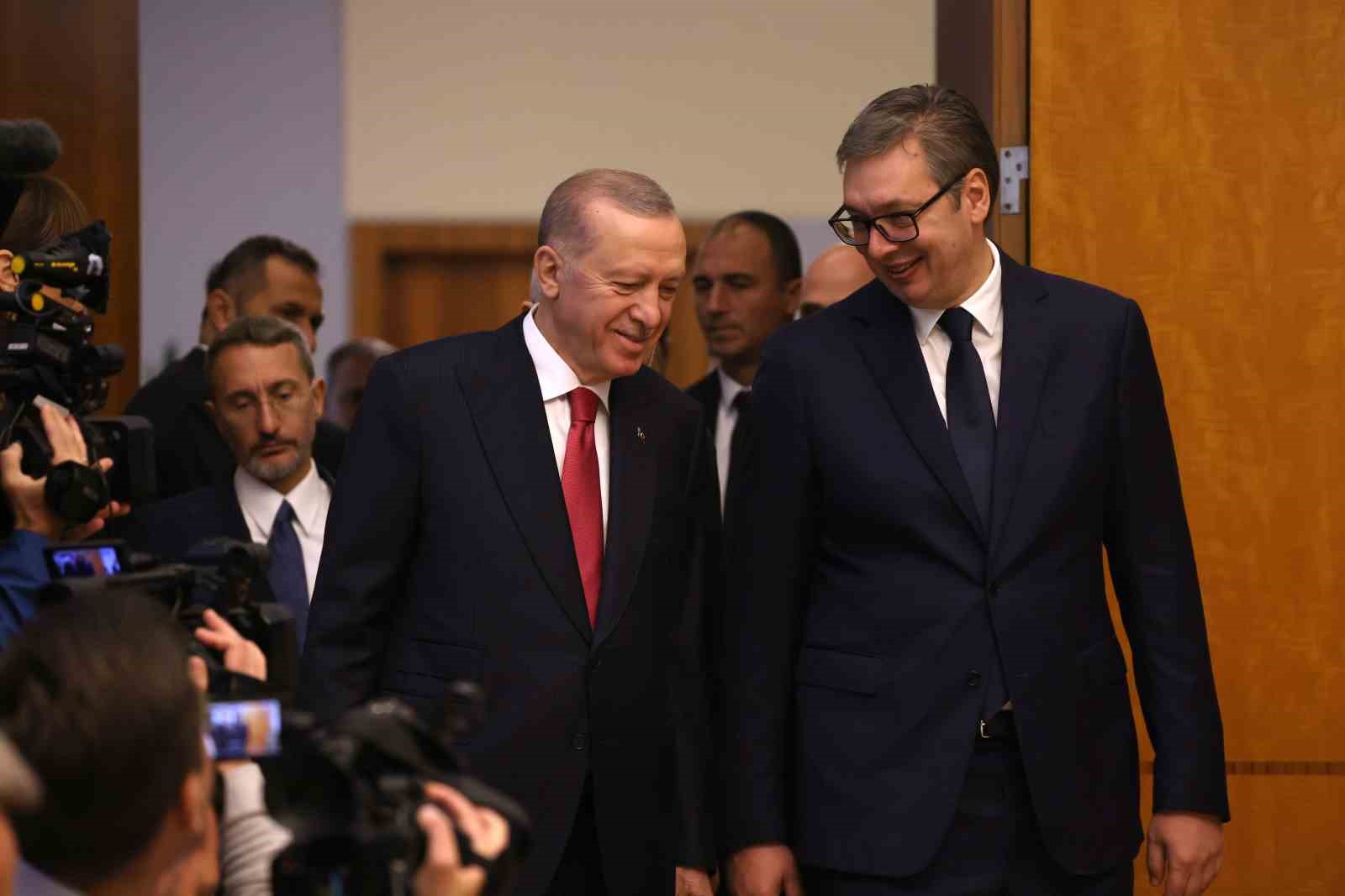 Sırbistan Cumhurbaşkanı Vucic, berberini Cumhurbaşkanı Erdoğan’ın korumasına benzetti
?v=1