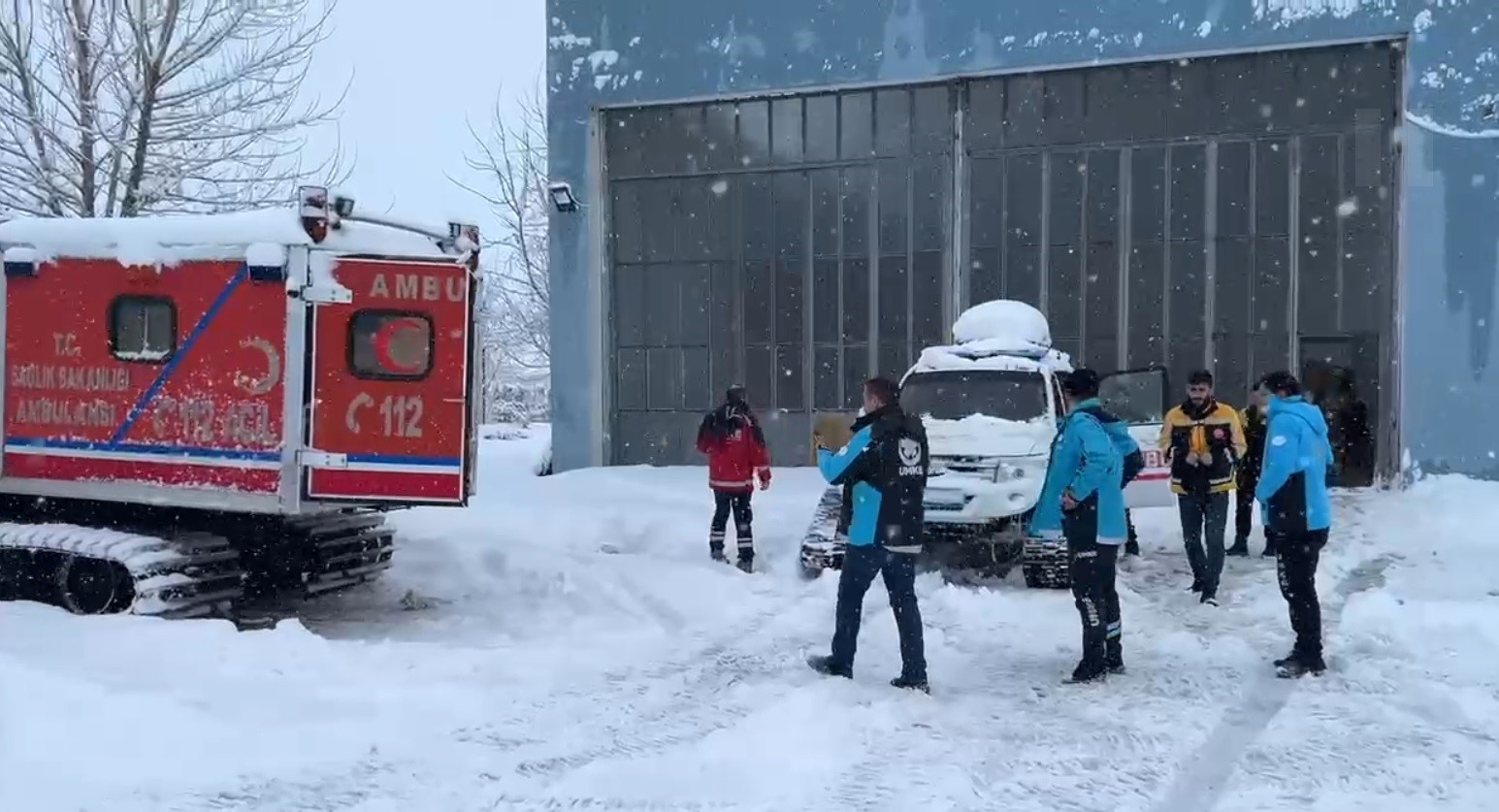 Muş’ta yolu kardan kapanan köydeki hasta zorlu mücadele ile hastaneye ulaştırıldı
?v=1