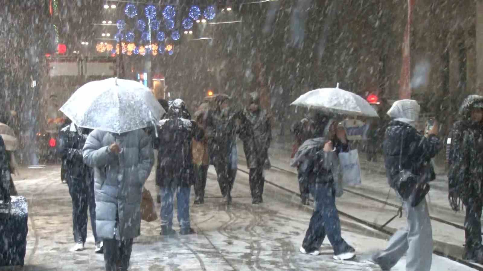 Taksim’de kar yağışı gece saatlerinde etkisini gösterdi
?v=1