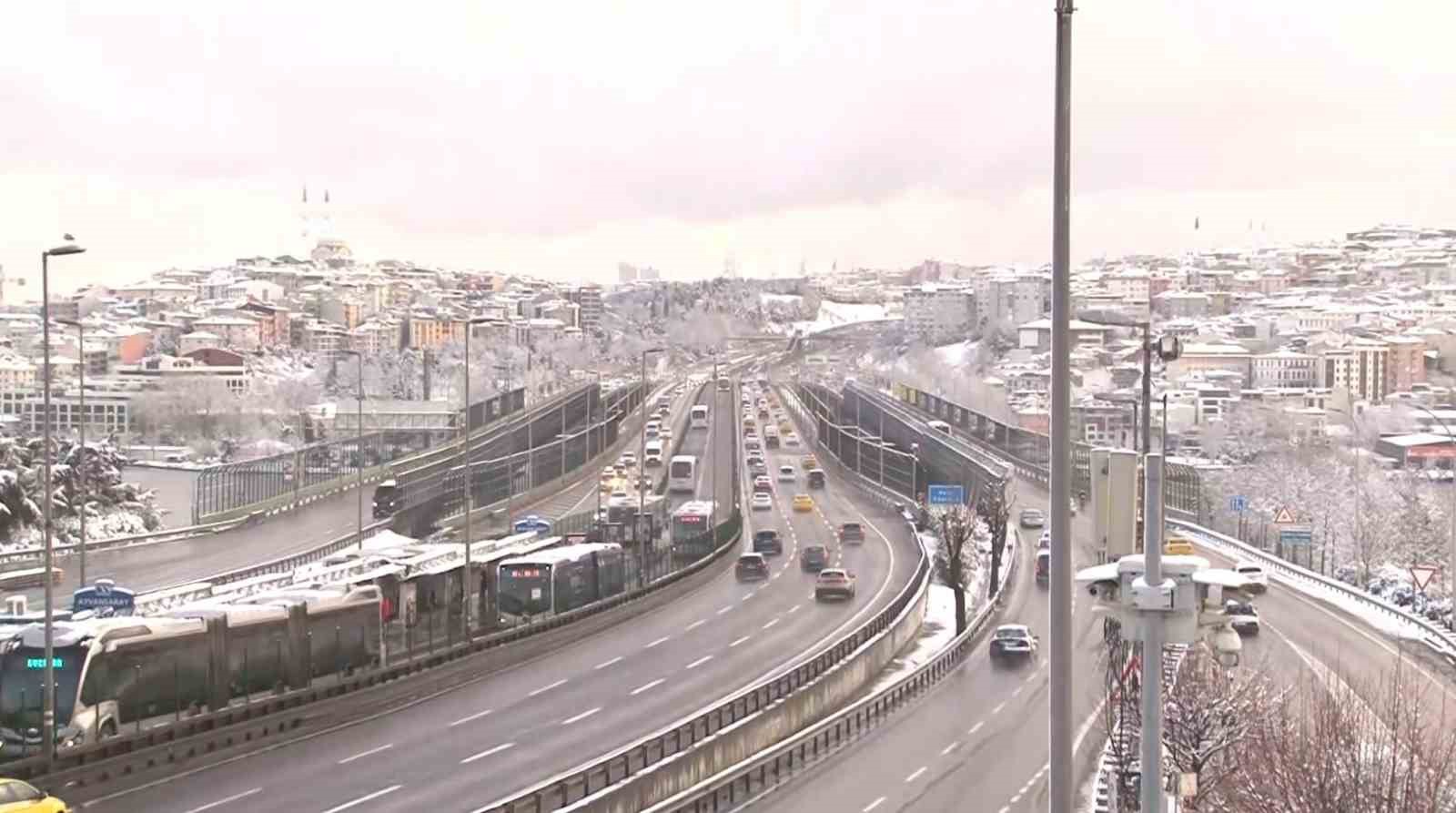 İstanbul’da okullara kar tatili trafiğe yaradı: Trafik yoğunluğu yüzde 20 oldu
