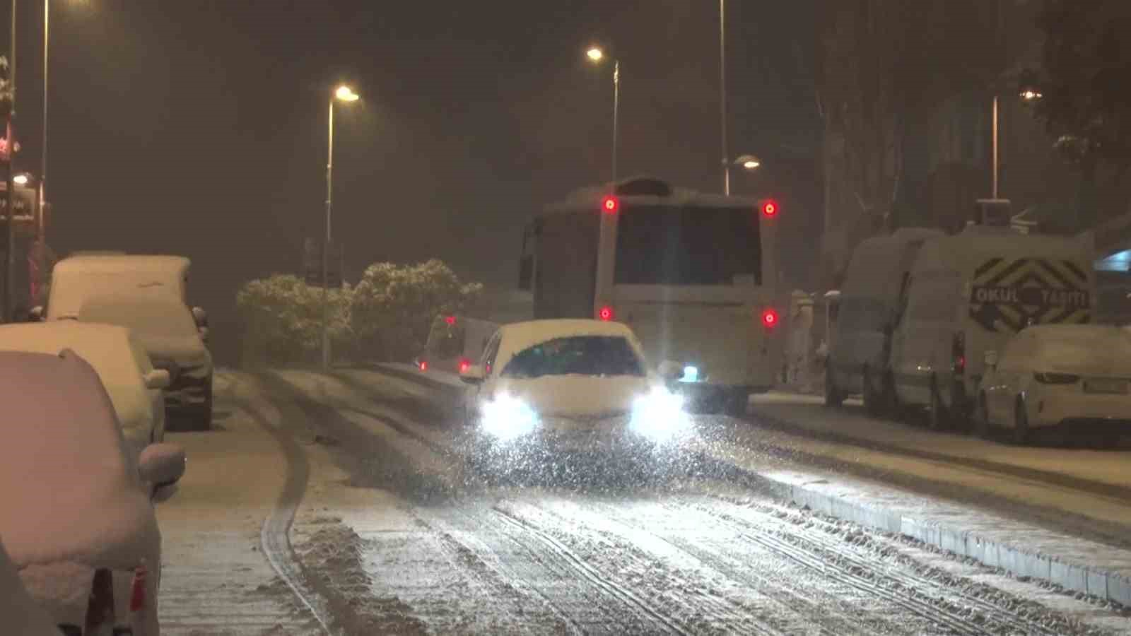 İstanbul günün ilk saatlerinde kara teslim oldu
?v=1