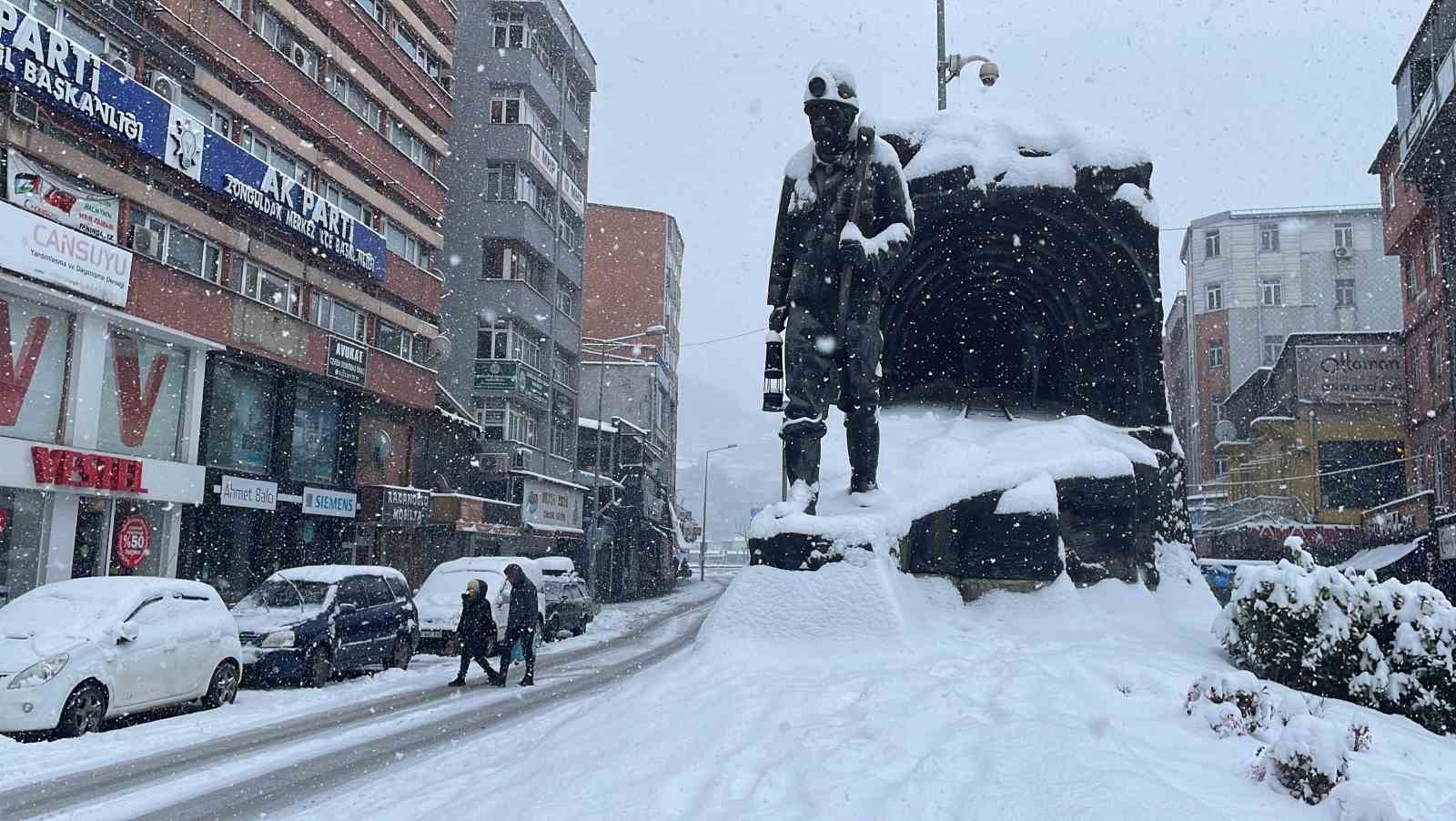 Zonguldak’ta kar yağışı hayatı olumsuz etkiledi, sürücüler zor anlar yaşadı
