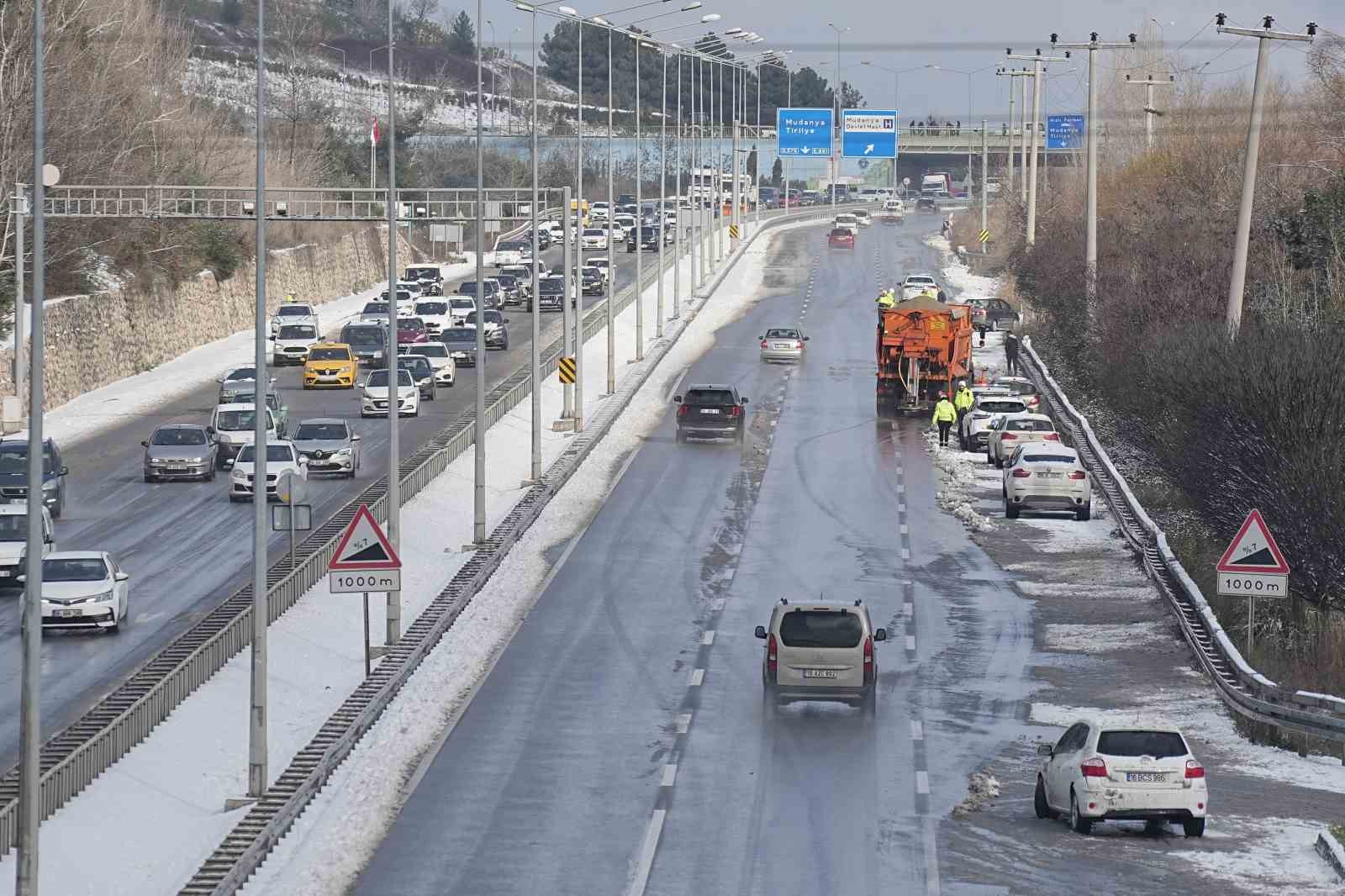 Bursa’da kardan kapanan Mudanya yolu açıldı
?v=1