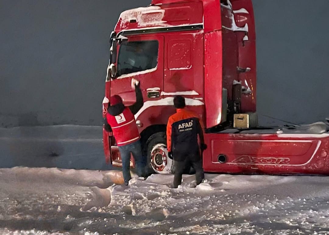 Ağrı’da olumsuz hava nedeniyle mahsur kalan 233 vatandaş kurtarıldı
?v=1