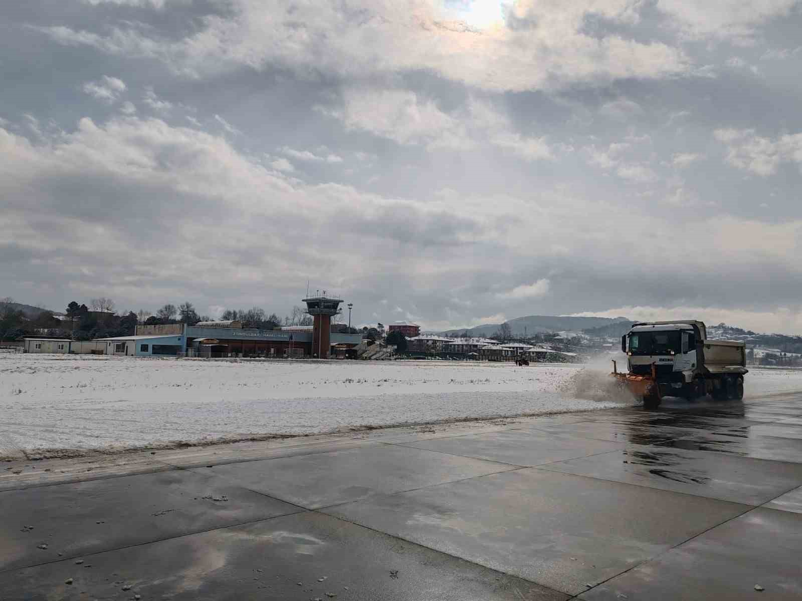 Zonguldak Havalimanı’nda karla mücadele çalışması başlatıldı
?v=1