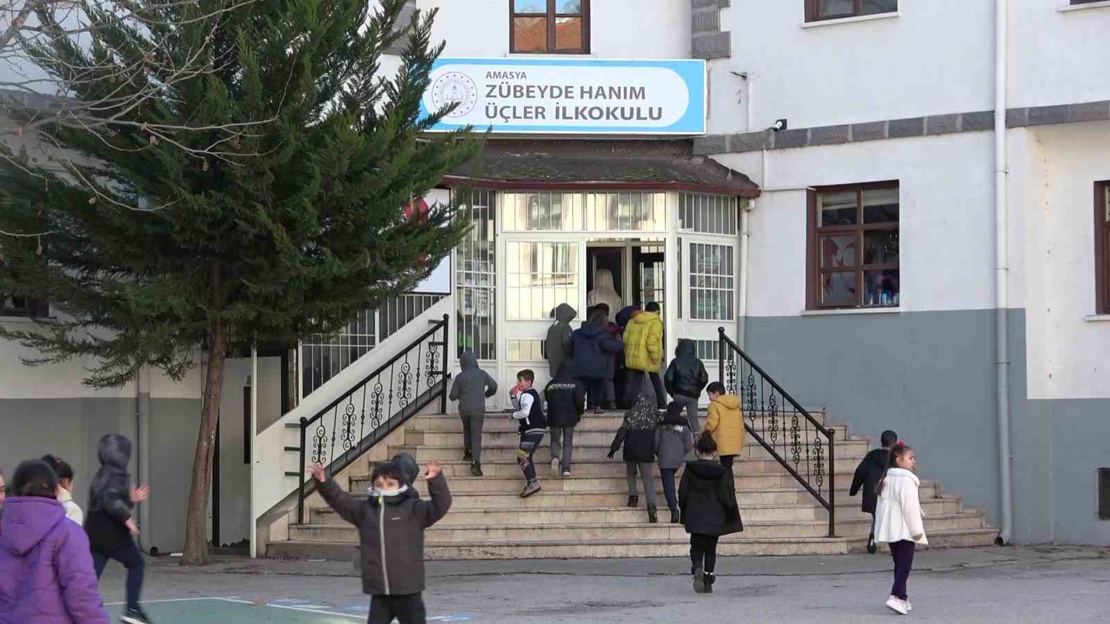 Bütün okul yağan karın altında oynadı, valilik o görüntüleri paylaştı
?v=1