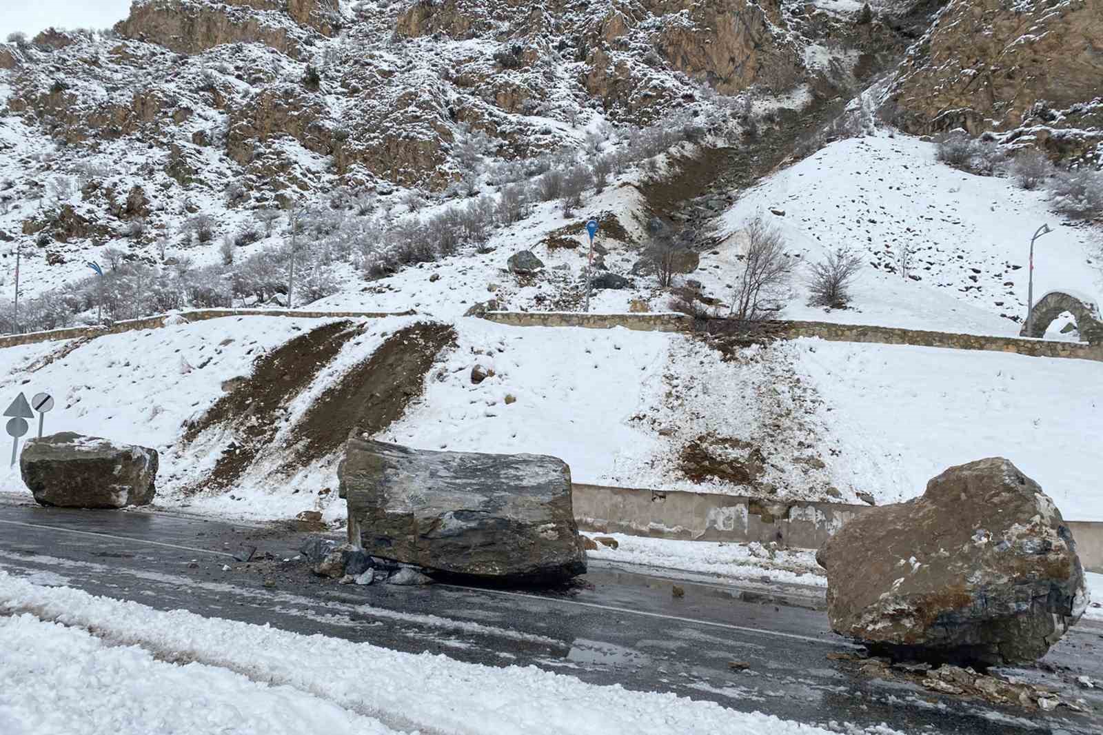 Van-Çatak kara yoluna dev kaya parçaları düştü
?v=1